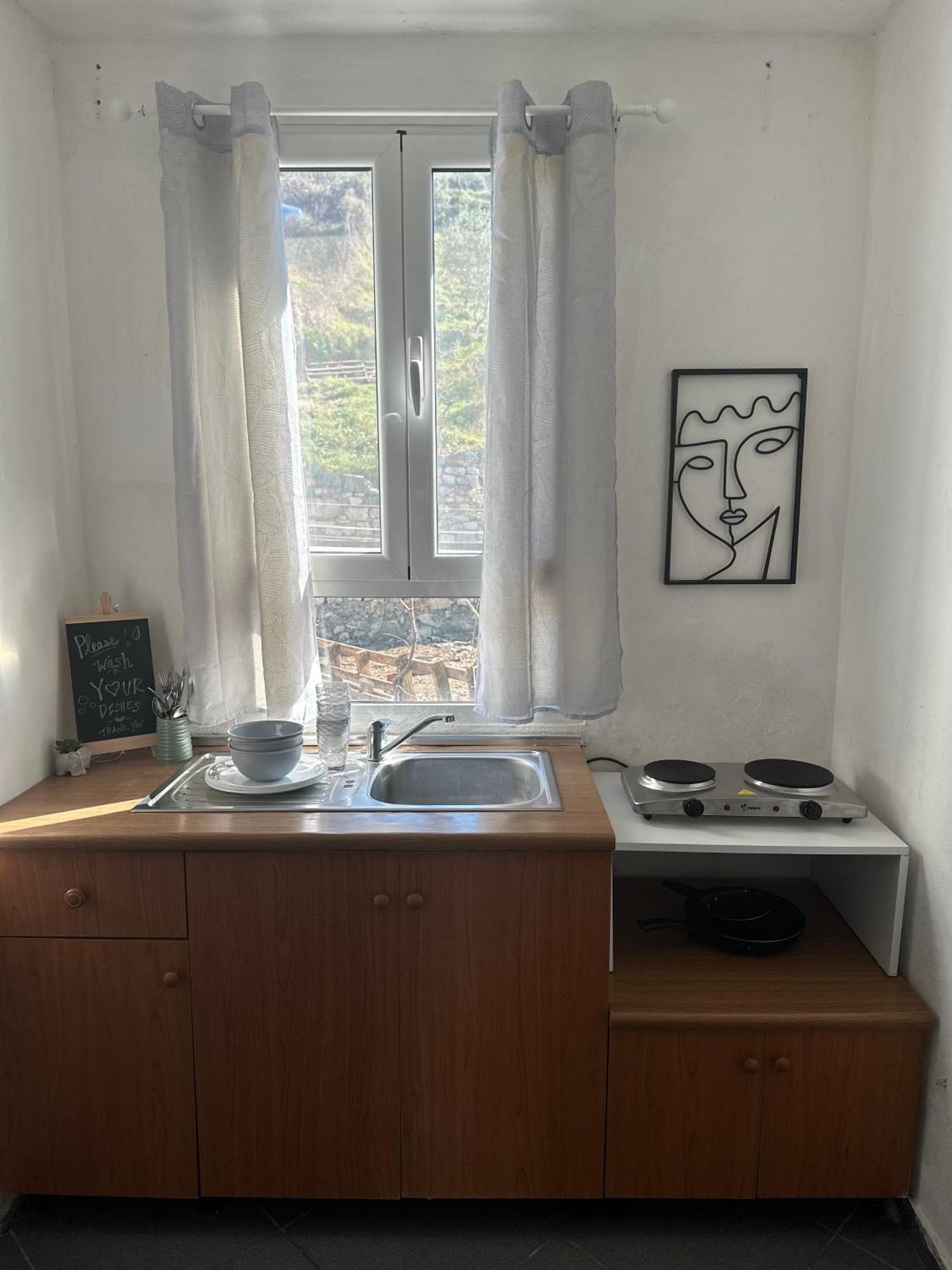 Hostel On The Hill - By Filikuri Beach Himare Bagian luar foto