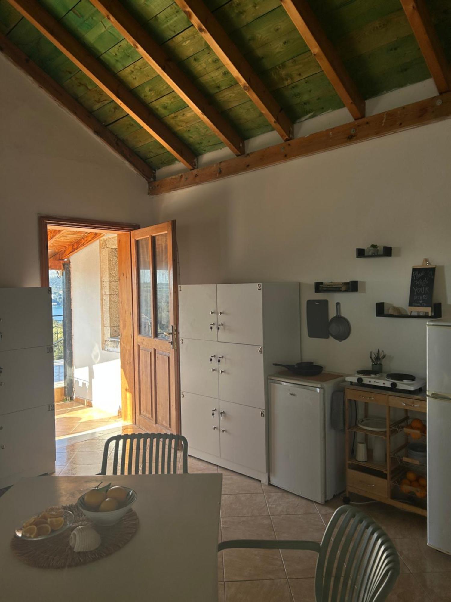 Hostel On The Hill - By Filikuri Beach Himare Bagian luar foto